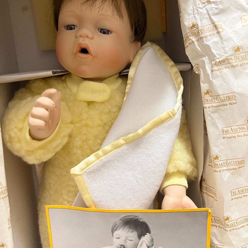 Charming Ashton-Drake porcelain doll. “Mommy I’m Sleepy” - Picture 2 of 7